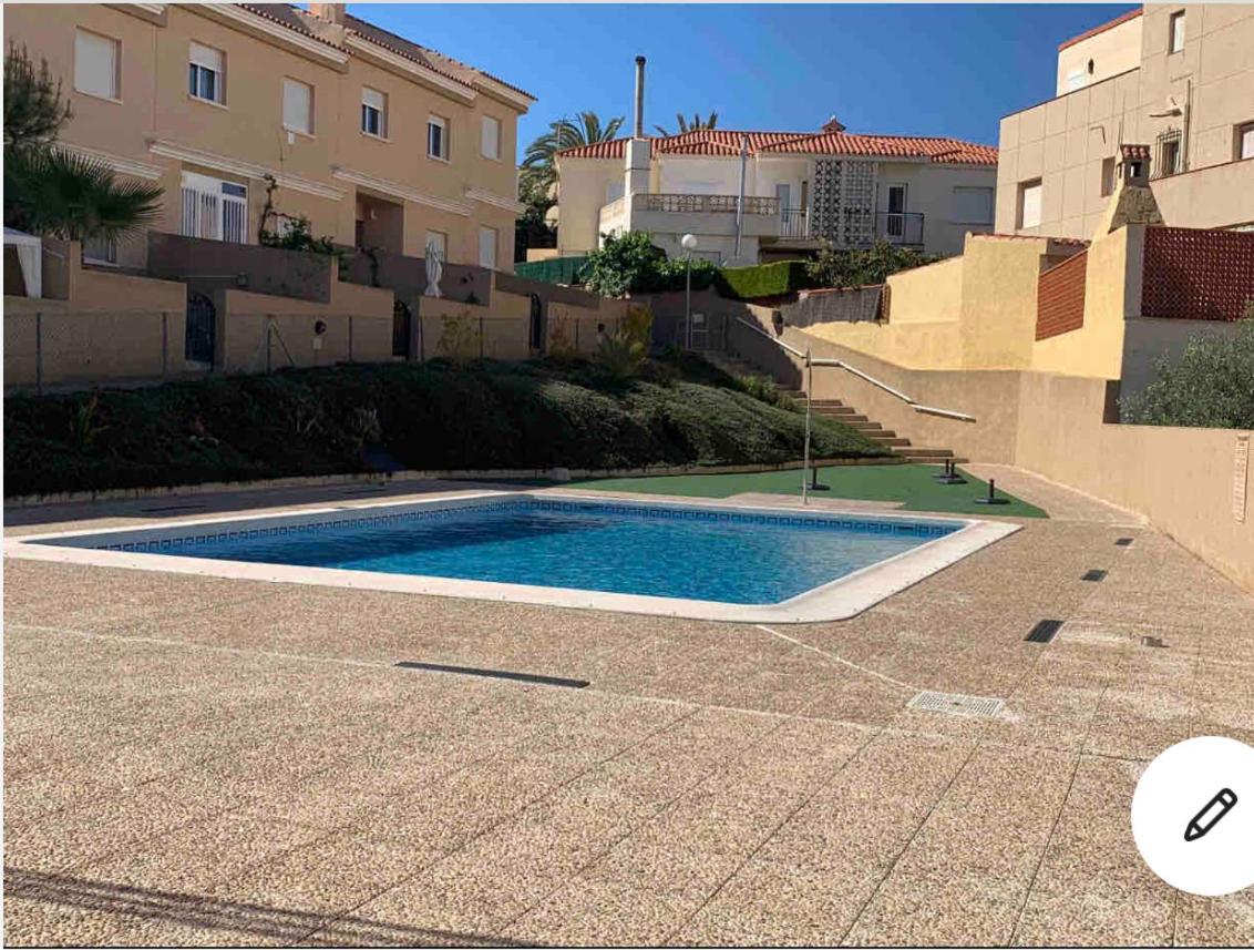 Villa Adosado cerca de la playa y club de buceo con piscina en calabardina Exterior foto